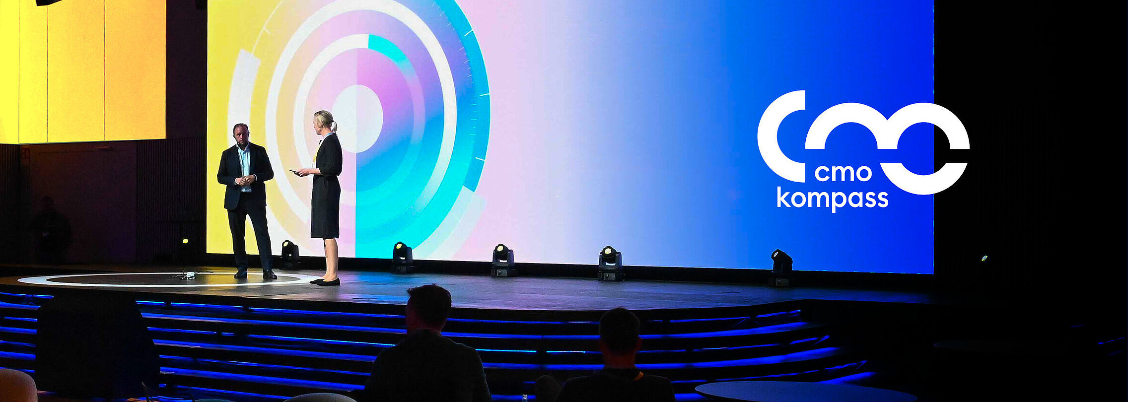 Header Image Fotografie der Bühne beim Live-Event des cmo kompass in der Zentrale von Deloitte in Düsseldorf